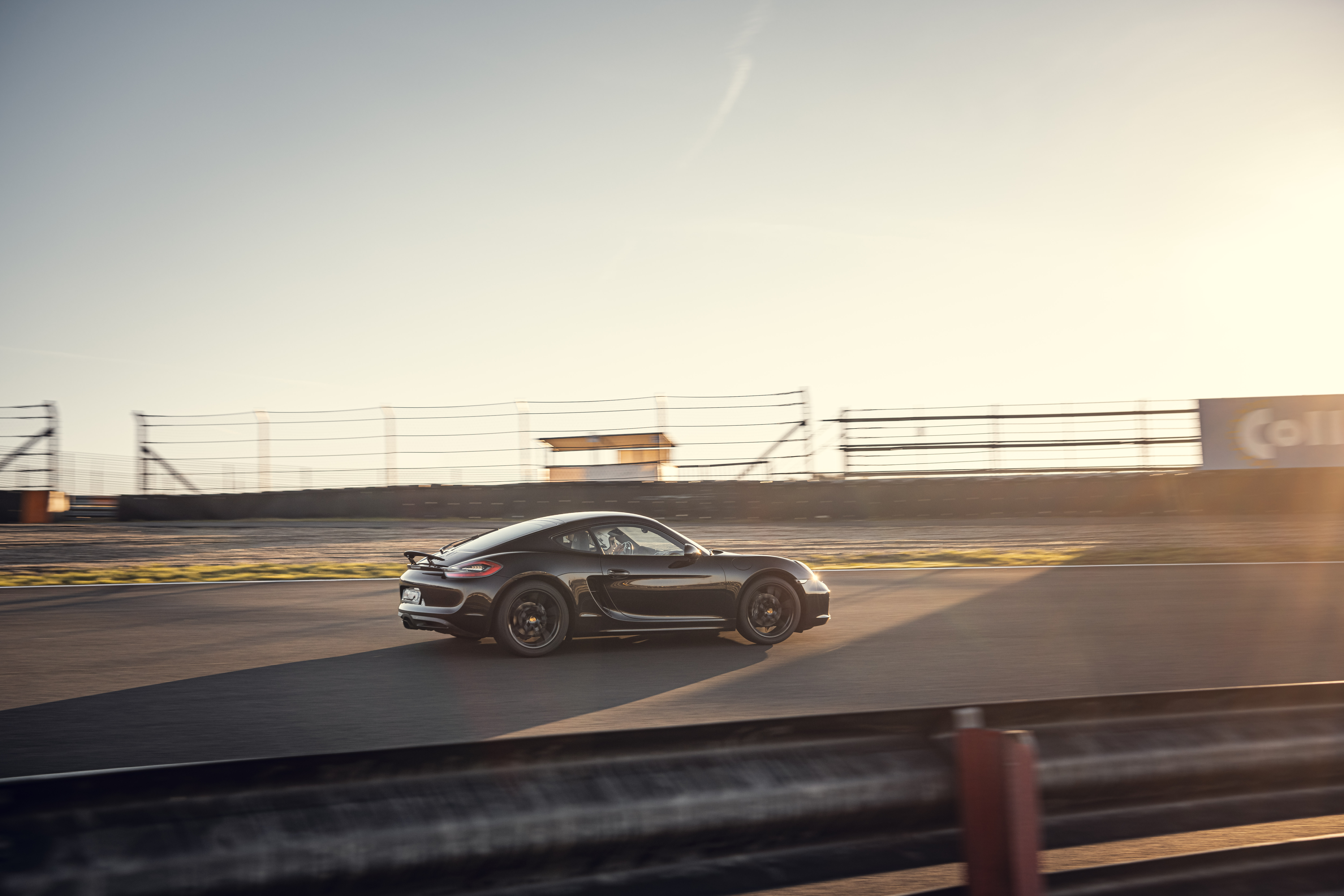 Porsche op Circuit Zandvoort in avondlicht