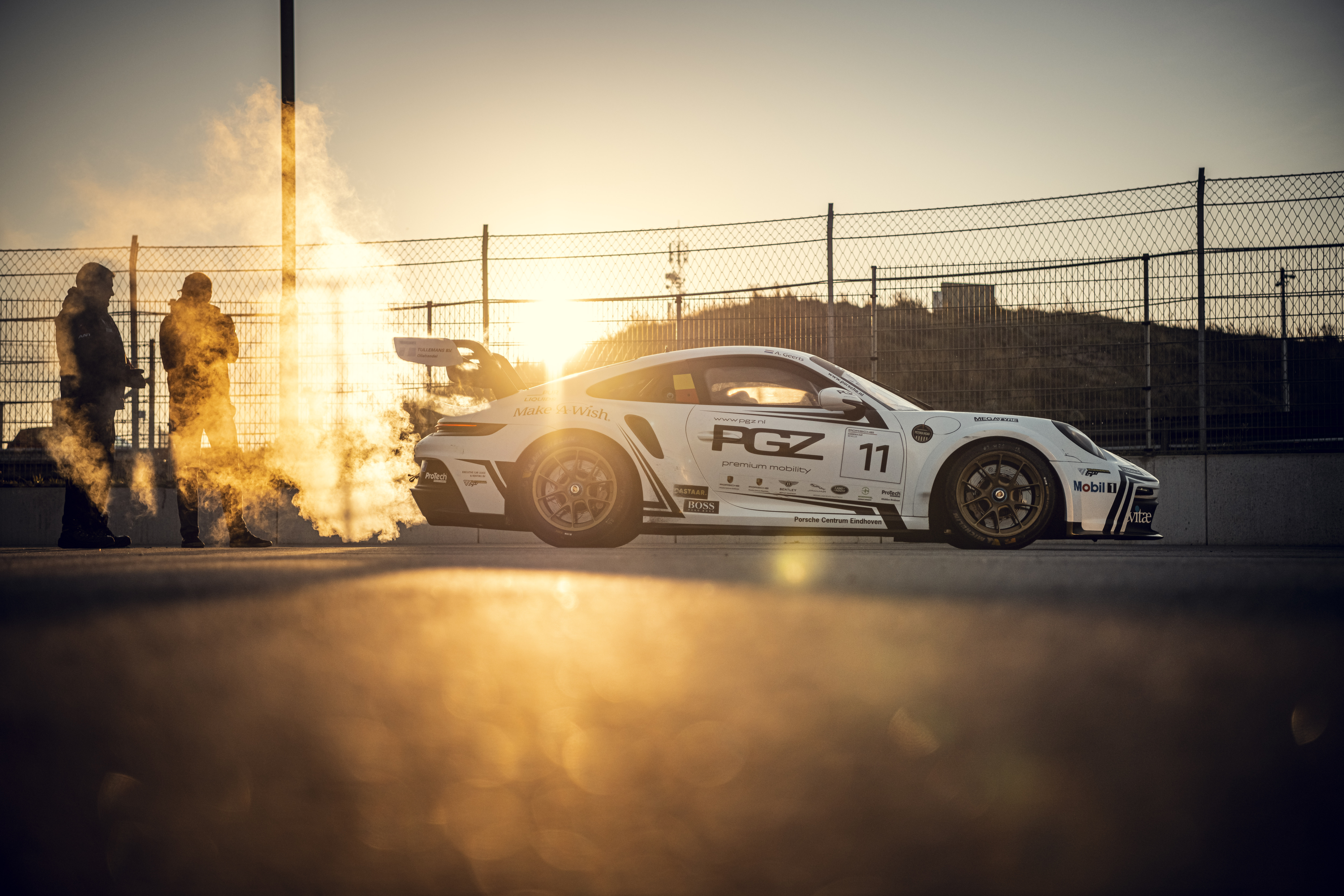 Porsche op Circuit Zandvoort bij zonsopkomst